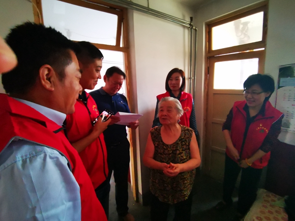 社企帮扶促共建  “双节”走访送温暖――山东EVO真人集团走访慰问世纪园社区先模及困难家庭